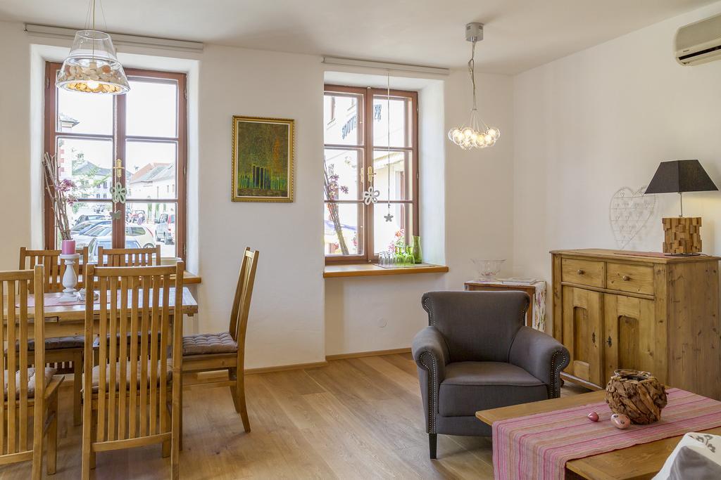 Unser Rosa Haus Fuer Sie Rust Buitenkant foto
